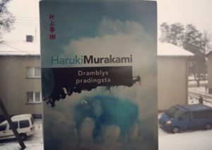 Murakamio knyga "Dramblys dingsta", už jos - gatvė