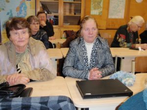 Alantos bibliotekoje klausytojos klausosi paskaitos apie vienuolyną