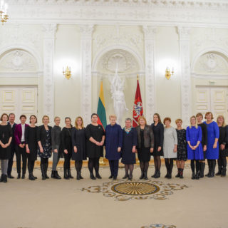 Prezidentė ir Knygų Kalėdų organizatoriai, bibliotekininkai ir iniciatyvos partneriai