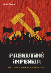Sovietų sąjungos herbas žmonių minioje