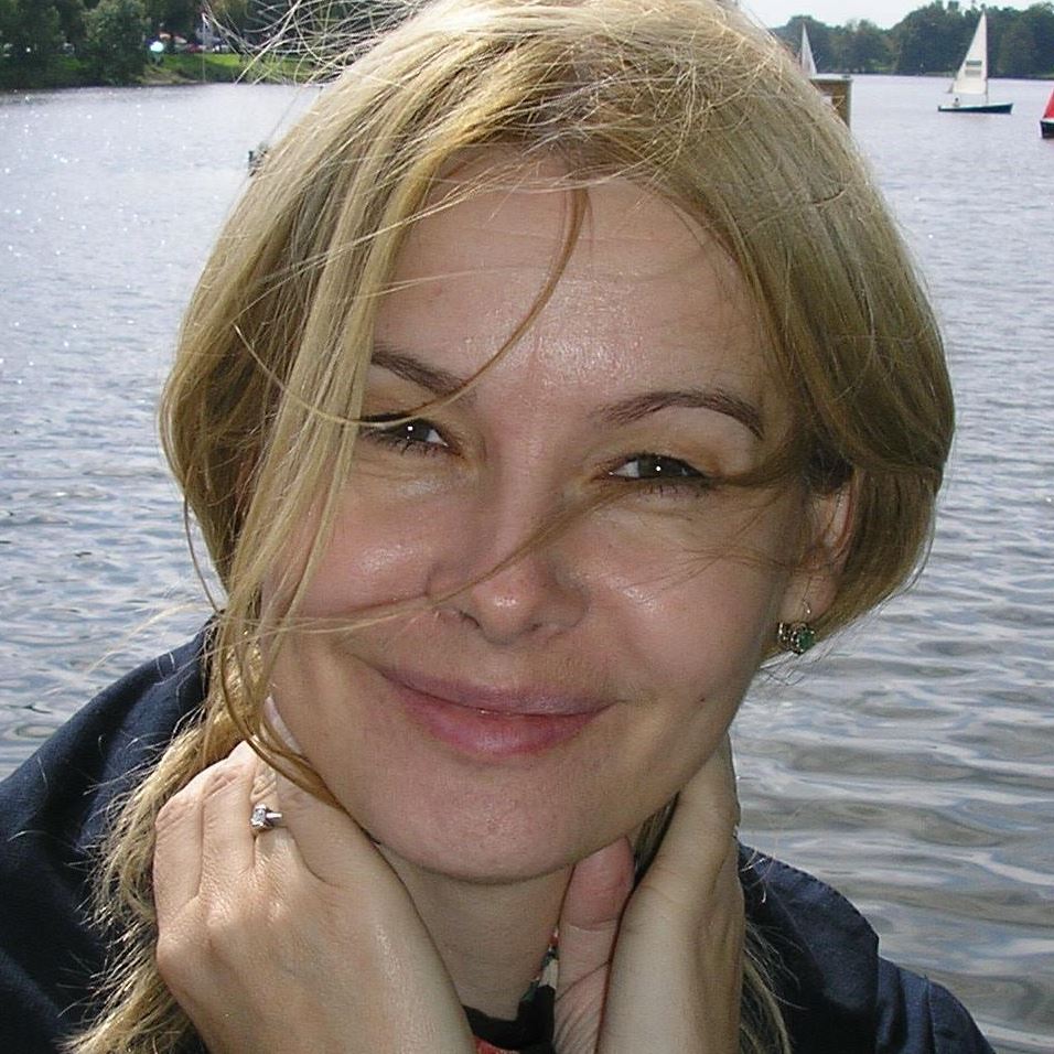 Lina Vidauskytė, fone - ežeras 