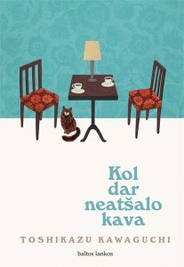 stalas, ant jo du puodeliai kavos, dvi kėdės, katė sėdi po stalu
